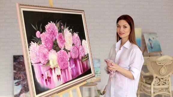 艺术家女孩的肖像旁边的画与花