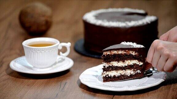 在盘子里放一块巧克力椰子蛋糕