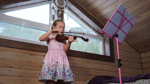 小女孩在阁楼学拉小提琴