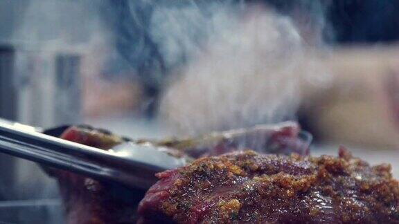 熏过的美味的肉烹饪艺术