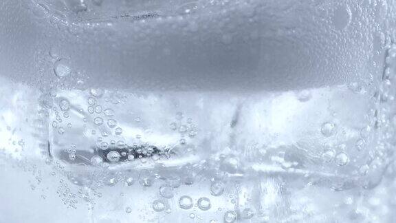 冰块和苏打水