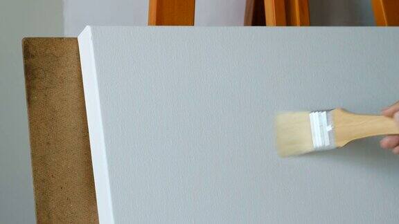 4K:白色空白画布和画笔动作由女性手绘