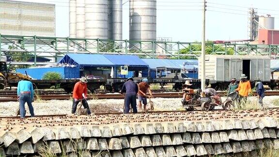 铁路工人正在修建铁路