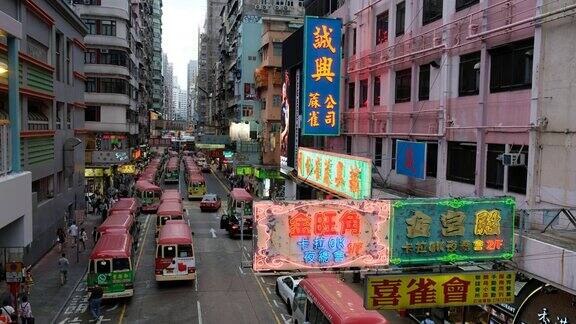 在香港旺角区繁忙街道上的小巴