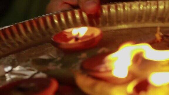 精神油灯在印度称为aarti是在家里举行神圣仪式的场合使用的