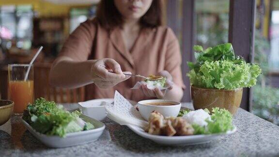 亚洲女人喜欢和越南食物一起吃