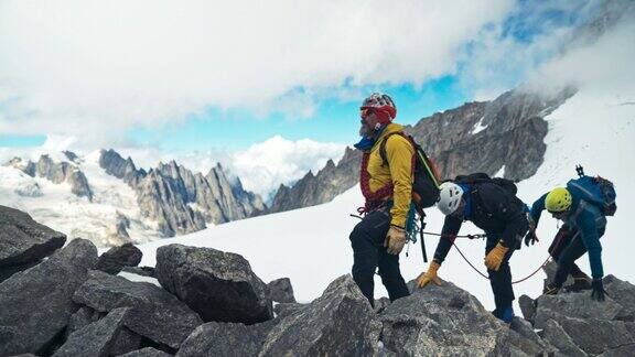 专业的资深登山者正在攀登欧洲阿尔卑斯山的陡峭山峰使用绳子鸟瞰图