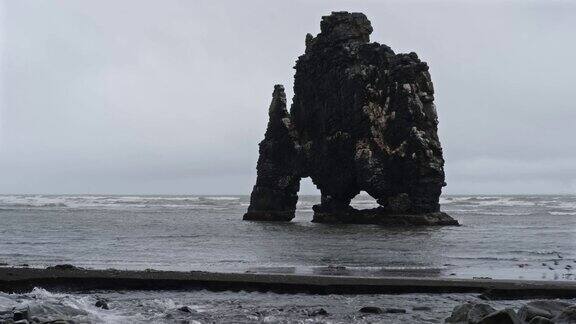 冰岛西北部Vatnsnes半岛的玄武岩堆Hvitserkur