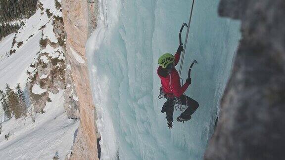 攀岩者在结冰的瀑布上攀冰