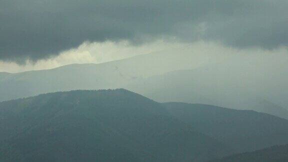 雨和云在山谷