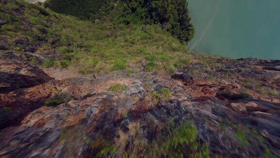 接近山绿色岩石结构亚洲天堂岛热带海洋海洋鸟瞰图