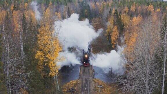 复古蒸汽火车移动在森林的桥鸟瞰图