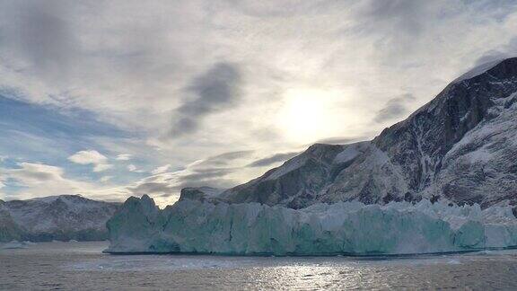 冰山北极的冰川巨大的冰川北极圈的冰川正在融化北极的冰川水面上美丽的倒影南极风景