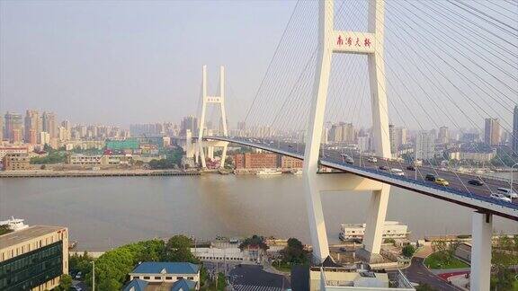 中国晴天上海市内著名的交通枢纽俯视图4k