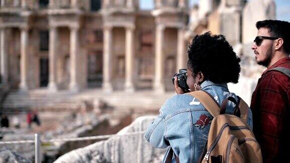 一位非洲妇女和一位白人男子参观以弗所古城