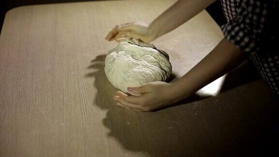 女性烤馅饼做馒头面团放在桌上揉面团