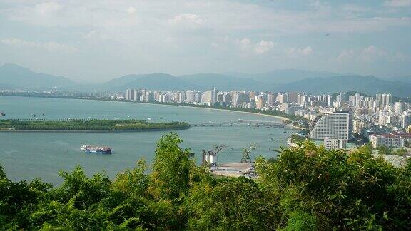 阳光明媚的一天三亚城市景观湾公园顶部全景4k海南中国