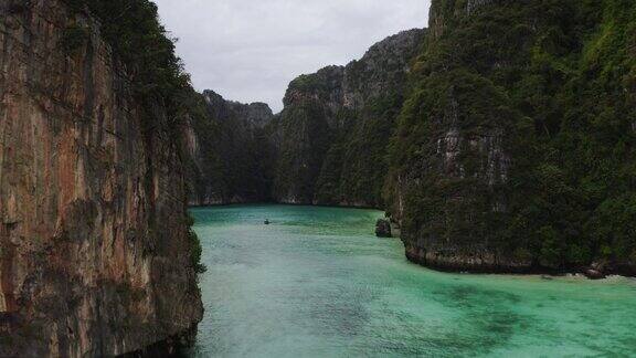 泰国南部著名的皮皮岛的鸟瞰图