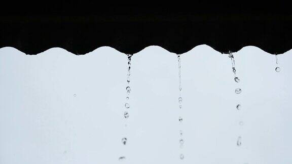 在泰国的雨季雨水从屋顶上滴下来