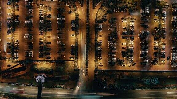 夜间室外停车场的无人机全景图