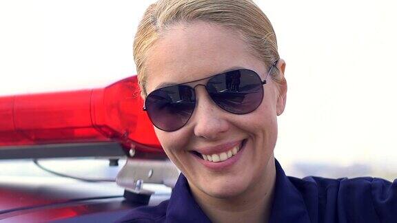 微笑友好的女警官戴着眼镜看着镜头社会安全