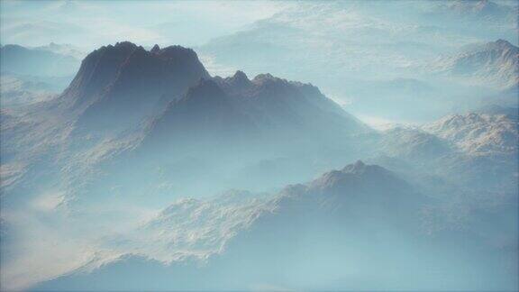 远处的山脉和山谷上的薄雾