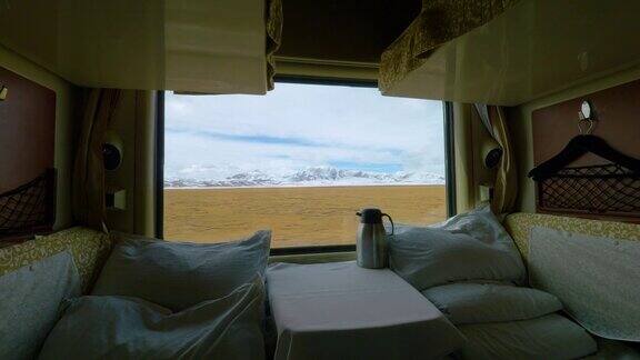 近距离观察:从卧铺列车的窗口可以看到西藏平原的风景