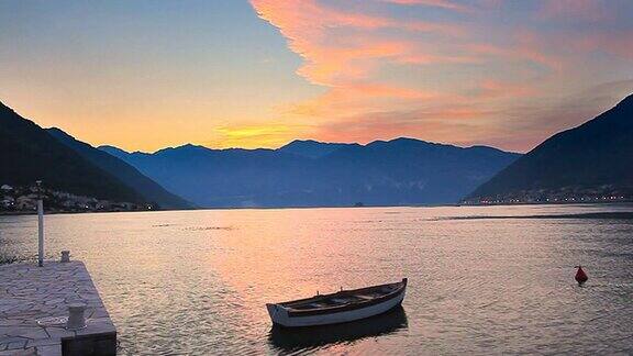 日落时海面上移动的小船