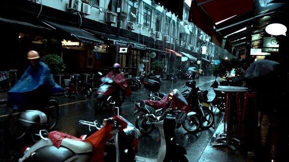 下着雨的上海永康路人们走路停着摩托车