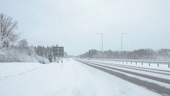 爱沙尼亚冬季的一场大雪