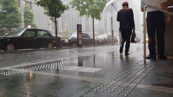 日本京都下着大雨一位商人拿着伞走过