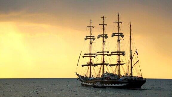 日落时古代帆船的剪影