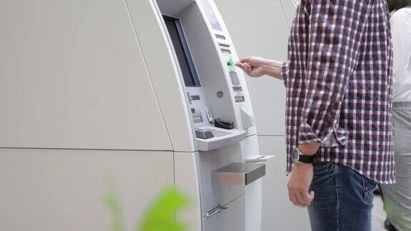 有人在用ATM机手持射击