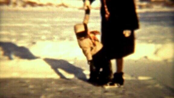 小女孩学滑冰(1942年8毫米胶片)