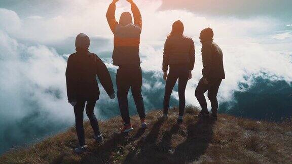 四个快乐的人站在美丽的山上