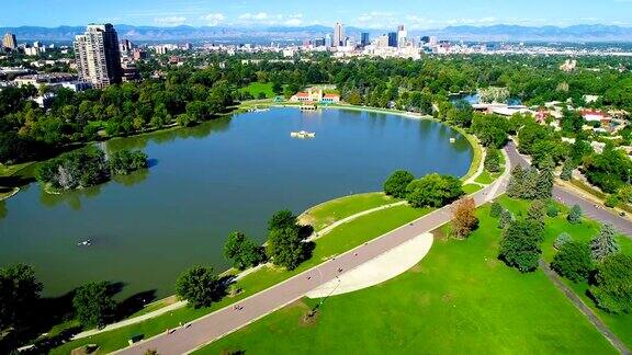 在科罗拉多州丹佛市的城市公园里一个美丽的下午在大湖周围美丽的蓝色倒影