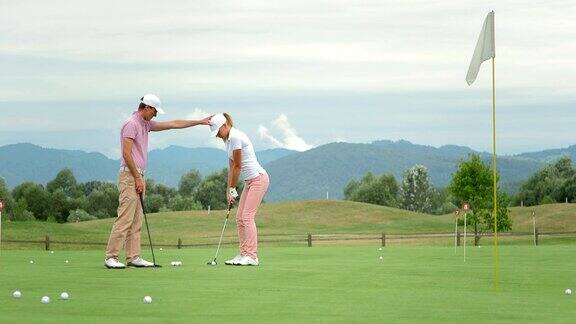 高清多莉:女高尔夫球手学习推杆位置