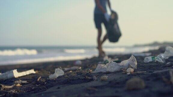年轻人清理海滩上的垃圾