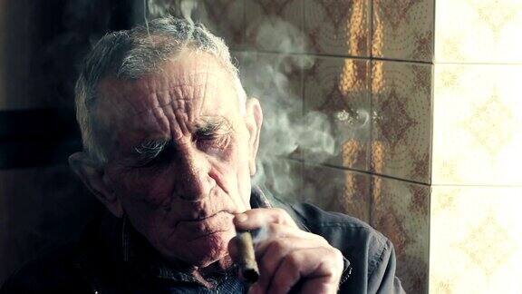 一位老人站在窗前抽雪茄