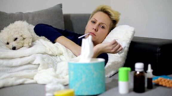 生病的女人感冒了女人感冒了打喷嚏到组织中头疼病毒