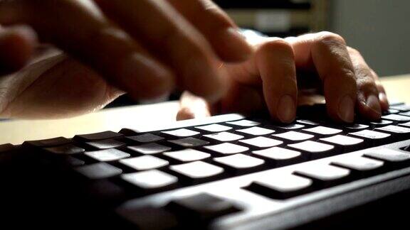 一个男人在键盘上打字