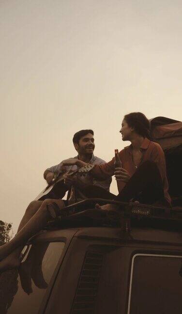 一对夫妇在露营车上尽情歌唱