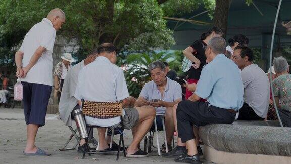 公园打牌下棋休闲生活的老年人