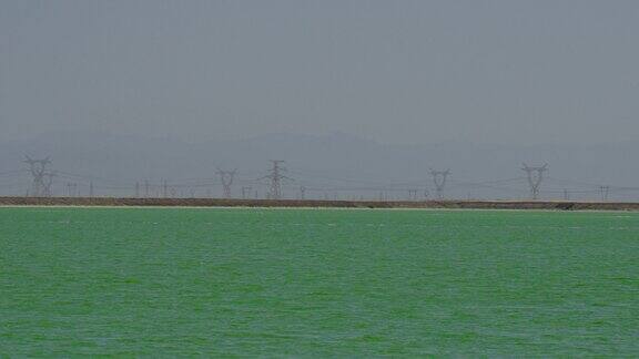 4K视频 察尔汗盐湖的翠绿水世界