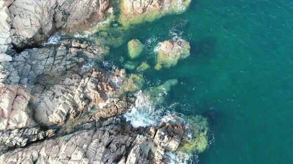 合集夏日风光大海海浪拍打礁石