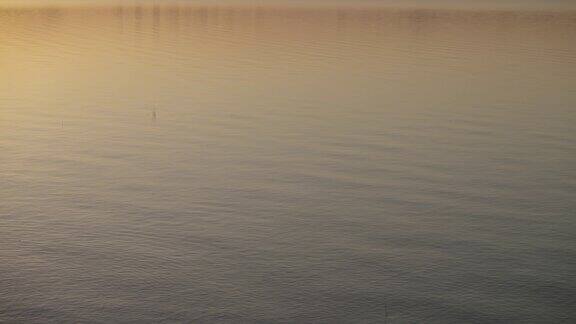 夕阳下水面湖面