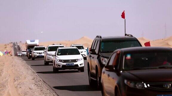 沙漠公路 沙漠公路上的车流 沙漠旅游