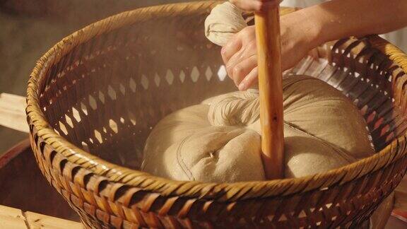 传统糯米酒醪的手工制作过程 