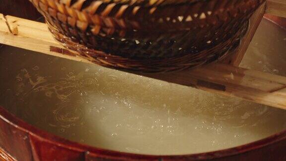 糯米洗净过程：粮食准备的传统方法 