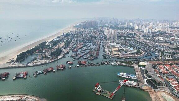 海边港湾船只航拍